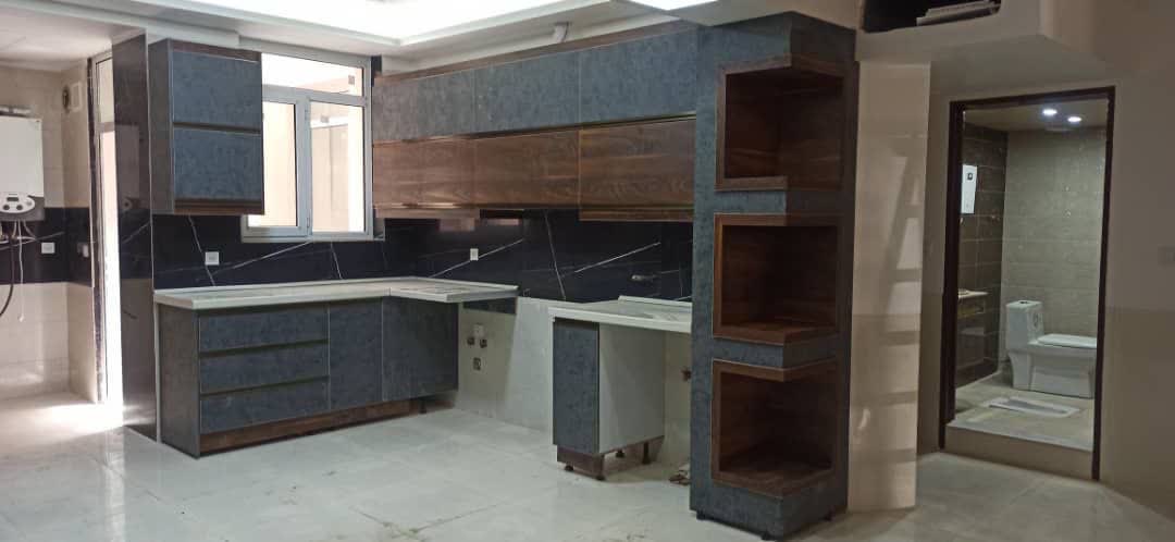 تصویر 2 پروژه کابینت سرمه‌ای کلاسیک با جزیره مرکزی