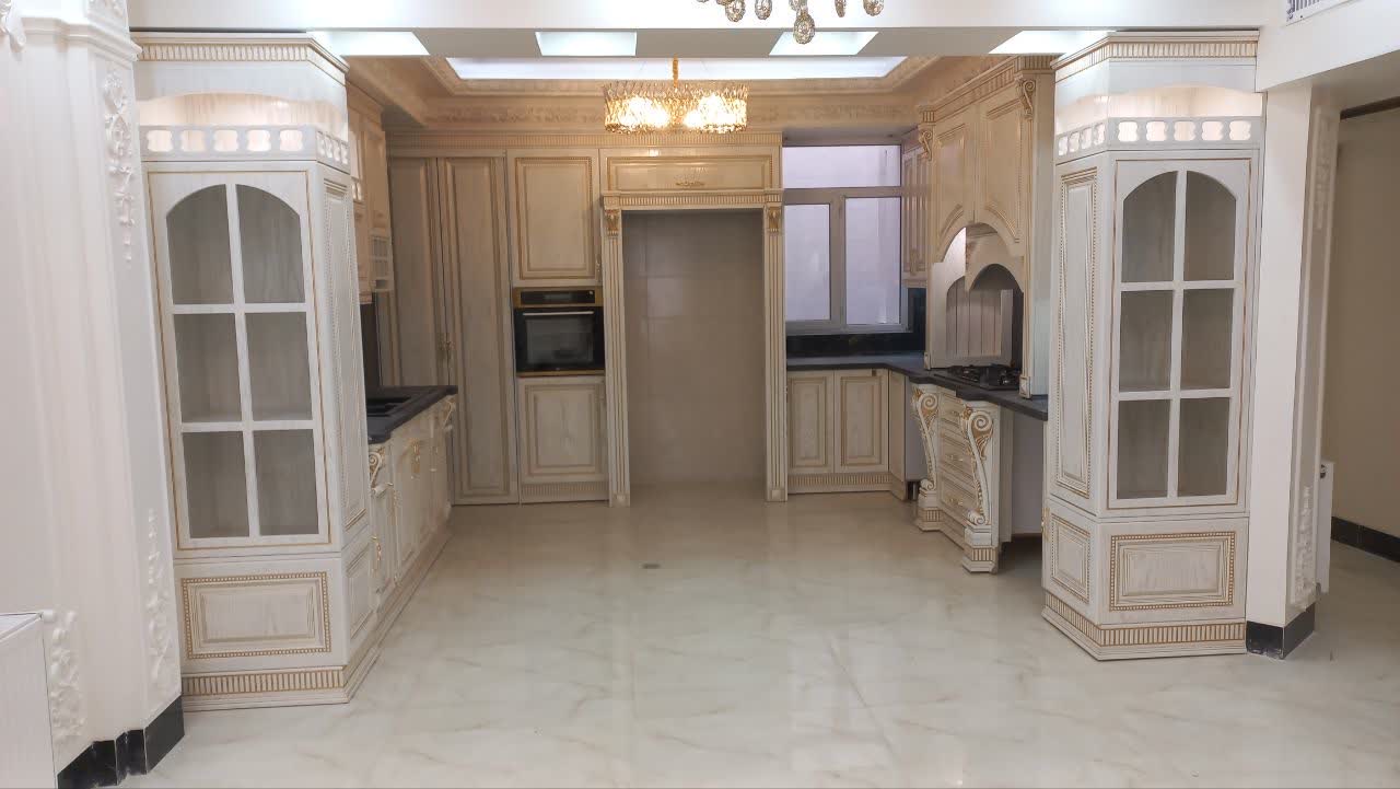 تصویر 3 پروژه کابینت سرمه‌ای کلاسیک با جزیره مرکزی