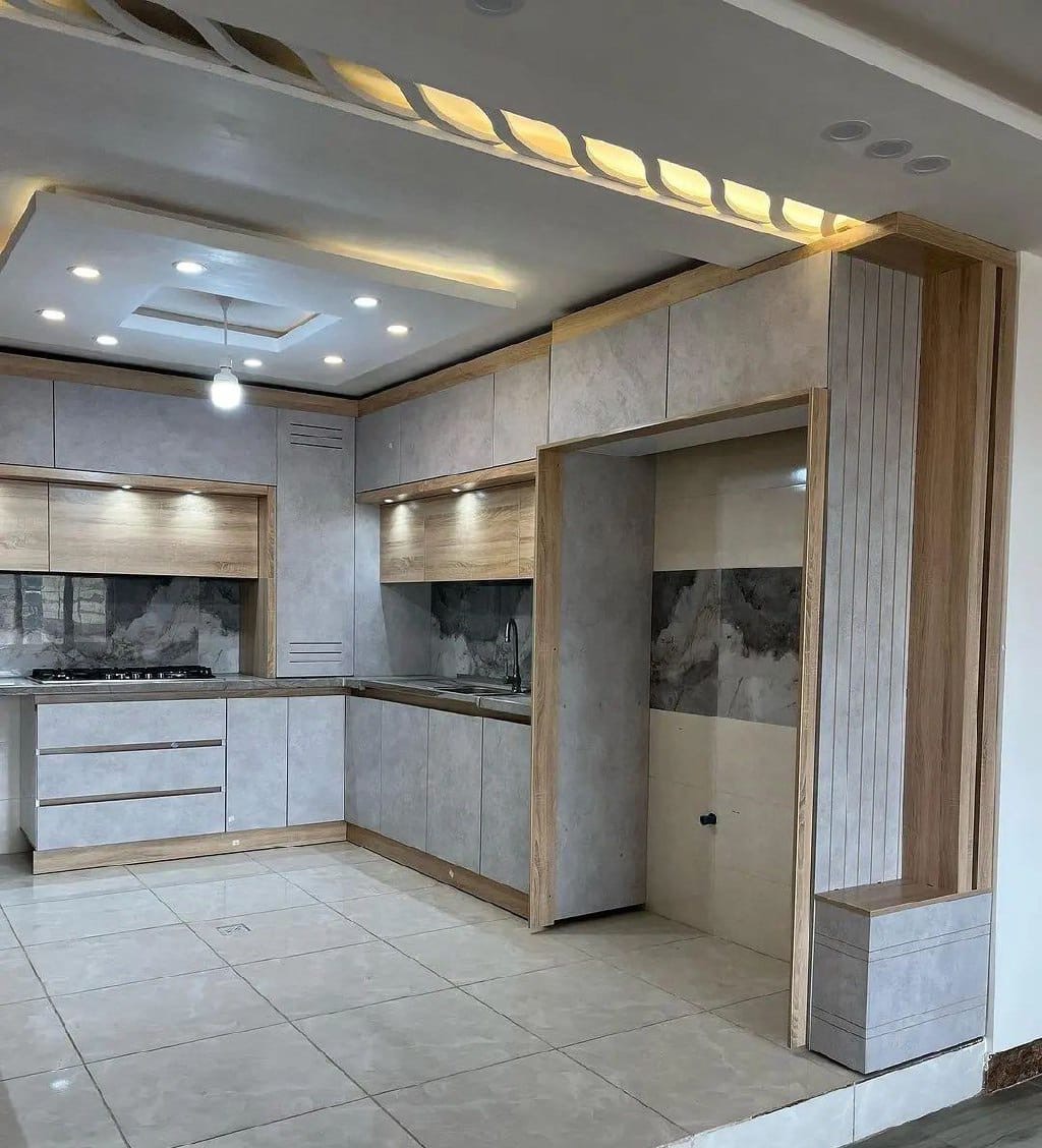 کابینت با سیستم کشوی داخلی و کانتر مرمر — پروژه کابینت فرزین در یزد