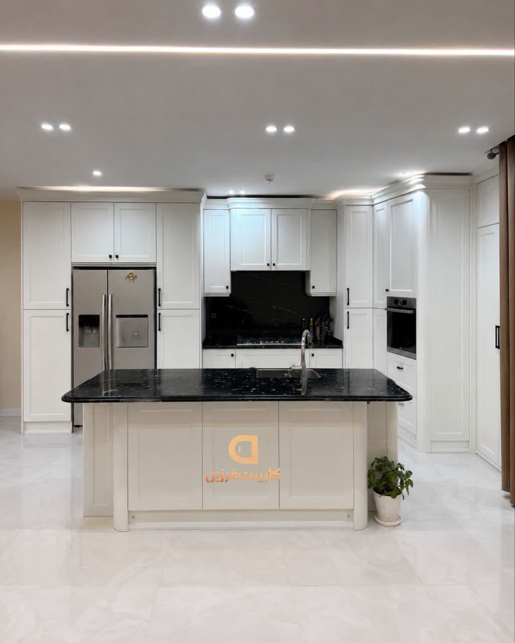 کابینت سفید نئوکلاسیک با ستون‌های تزئینی — پروژه کابینت فرزین در یزد