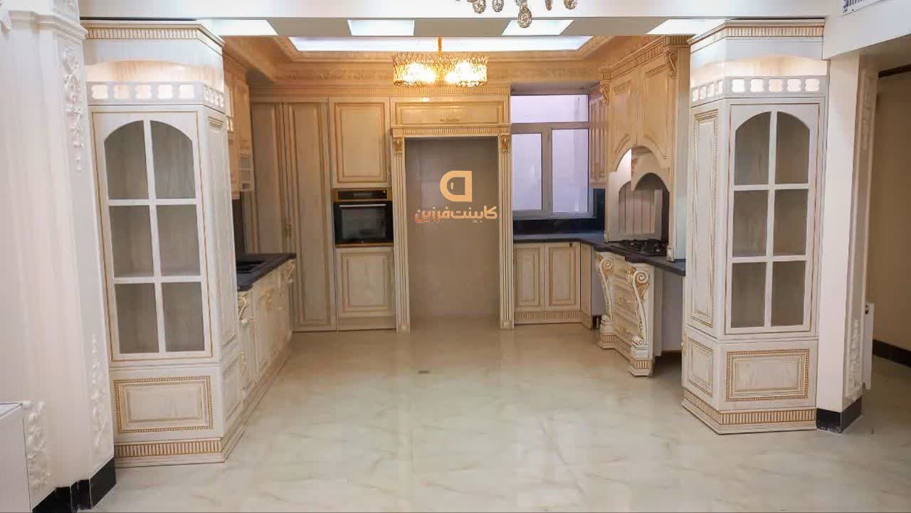 کابینت بژ با کانتر مرمر طلایی و کفپوش لوکس — پروژه کابینت فرزین در یزد
