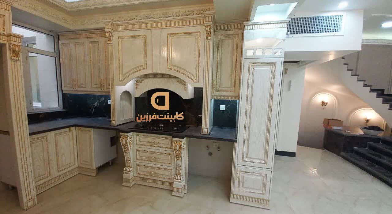 تصویر 2 پروژه کابینت بژ با کانتر مرمر طلایی و کفپوش لوکس