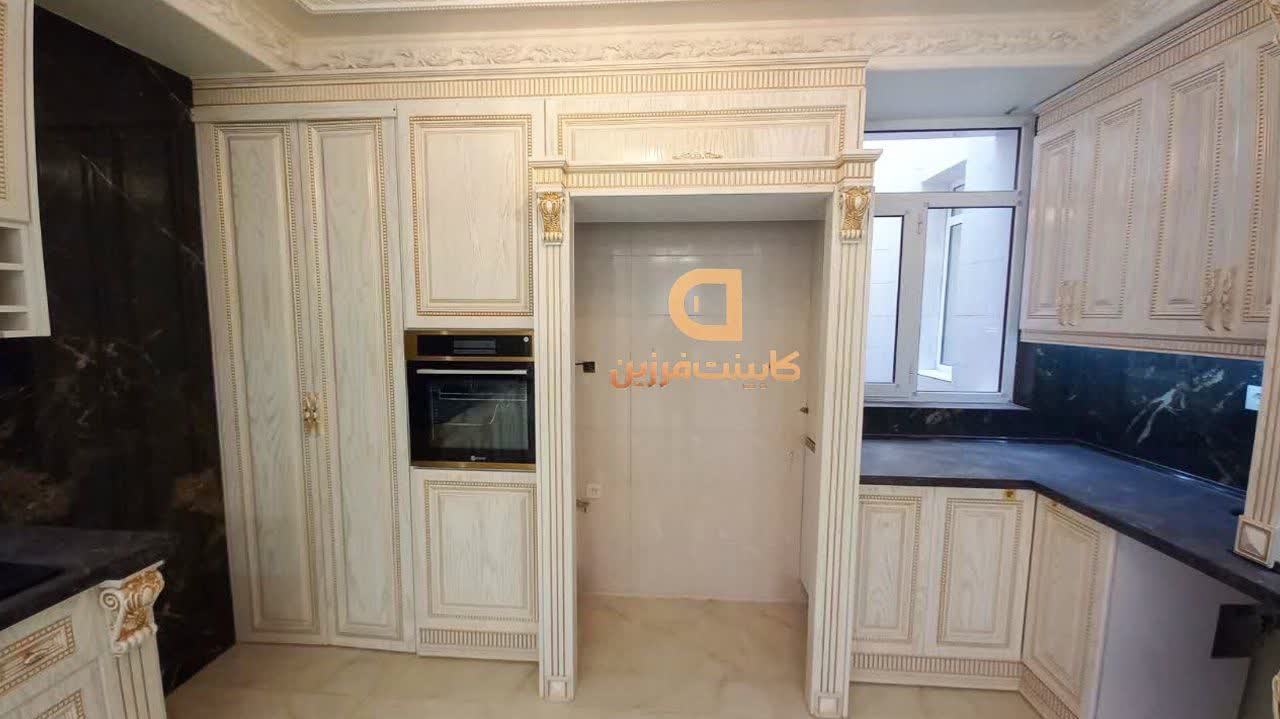 تصویر 3 پروژه کابینت بژ با کانتر مرمر طلایی و کفپوش لوکس