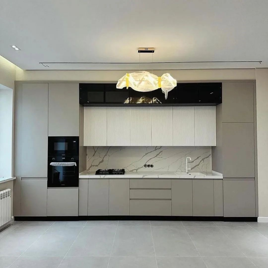 تصویر 2 پروژه کابینت بژ هندل‌لس با هود مخفی و کانتر مرمر